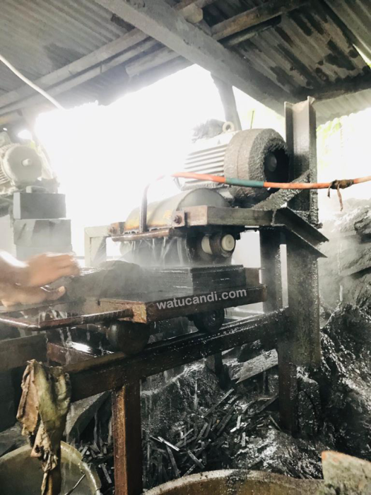 Cutting Proces size Pedra Hitam Lisa Manufactur black Lava Stone Tiles watucandi