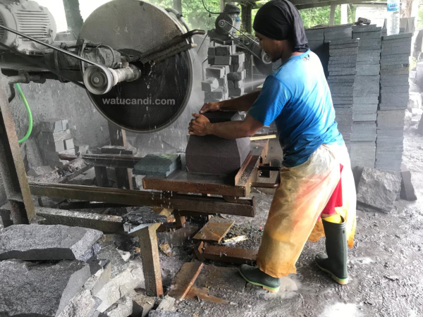 Cutting on Proces Pedra Hitam Black Lava Stone Tiles watucandi