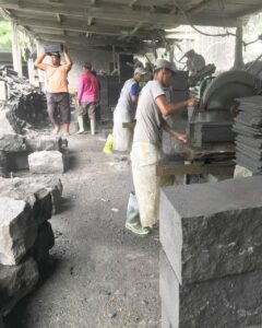 Pemotongan batu alam candi Indonesian Merapi black lava stone tile cutting