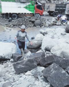 Penambangan Material Batu Lahar Hitam mining of lava stone tile materials