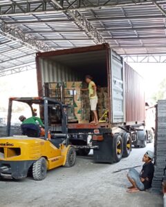 Proses Muat Batu Alam process of loading Indonesian natural stone tiles for export