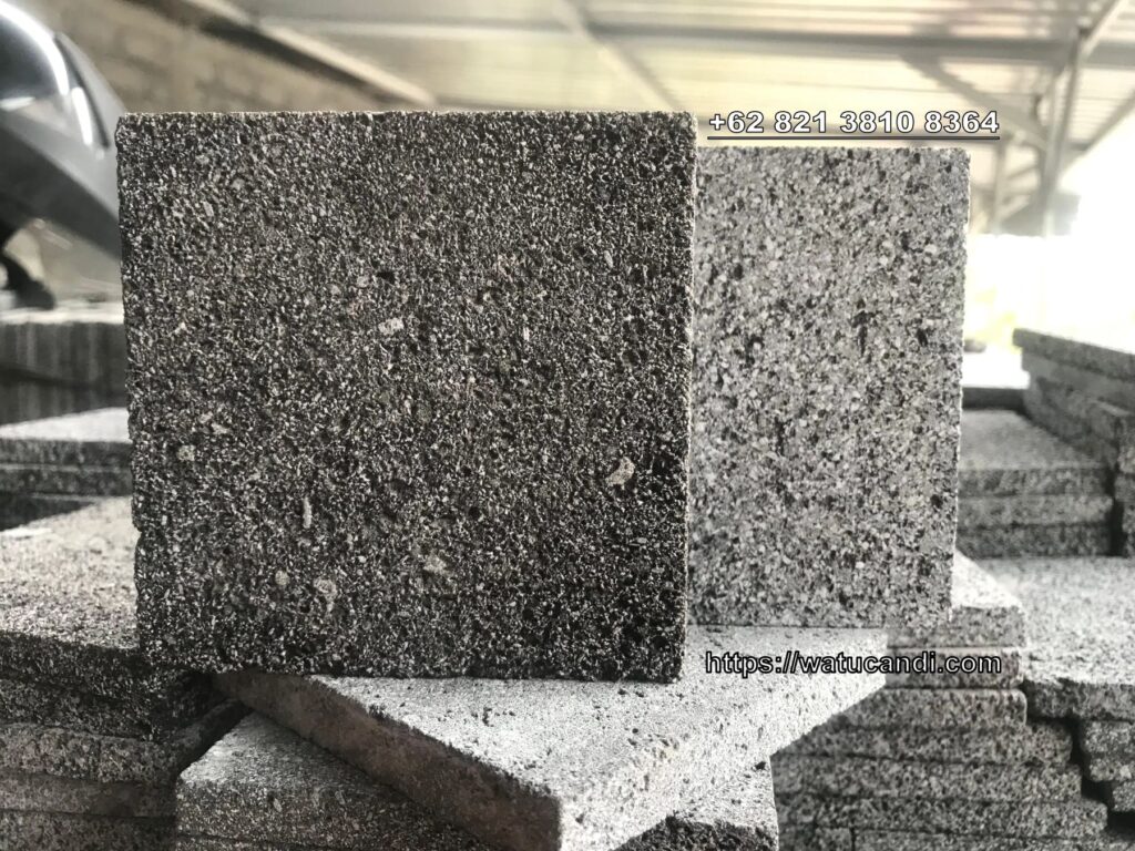 Ubin Batu Hitam Lava 100x100x10 mm tampak dekat menunjukkan tekstur vulkanik alami