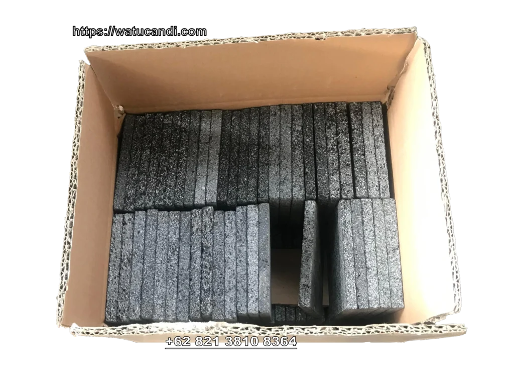 Stok batu hitam lava di pabrik Tumpukan batu hitam lava di pabrik pengolahan