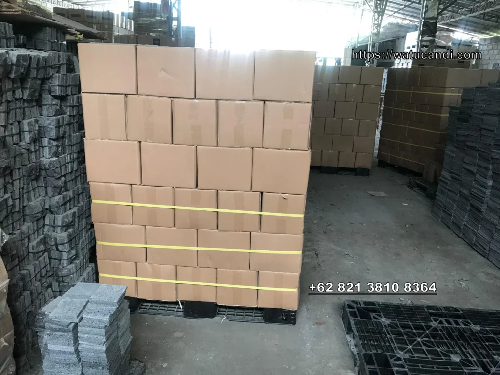 Detail batu lava hitam Tekstur permukaan batu lava hitam yang berpori alami