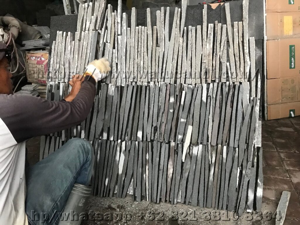 Desain restoran dengan batu alam pada dinding aksen