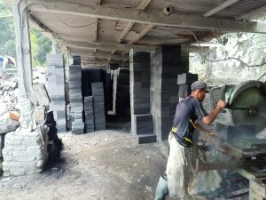 Proses pemotongan batu alam menjadi lempengan (ubin) watucandi.com "DOT" Batu Alam Indonesia.