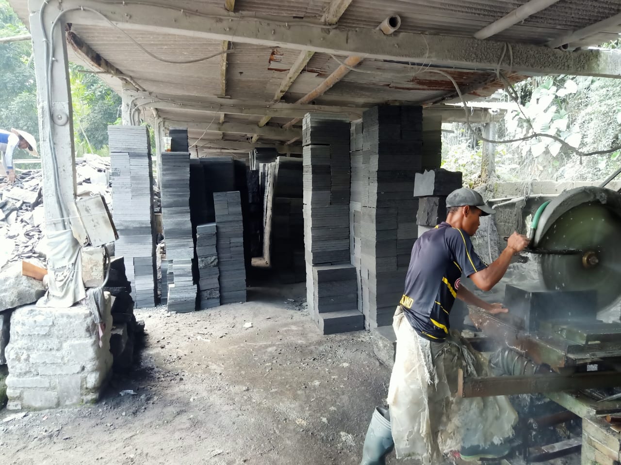 Proceso de corte de piedra natural en lajas (baldosas) watucandi.com