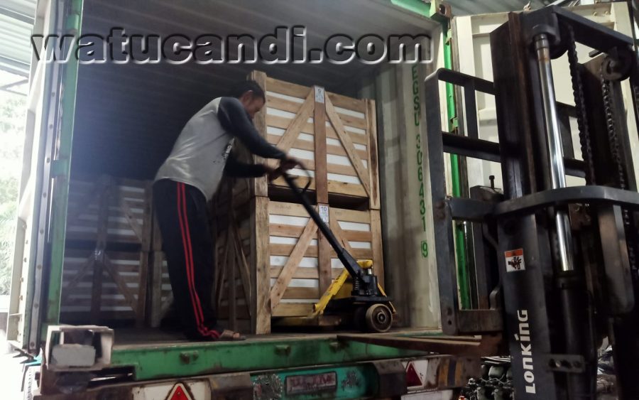 Pekerjaan memuat produk batu alam untuk pengiriman
