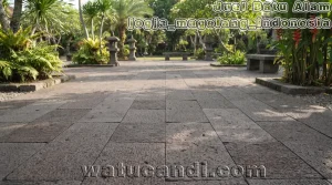 أرضيات حجر المعبد في الحديقة مع حجر الخطوة البركاني الأسود المصنوع يدوياً من ميرابي من Watucandi إندونيسيا