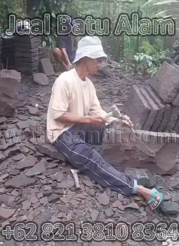 Foto des Spitzenprodukts von JualBatuAlam, das die hochwertige Textur von Merapi-Stein und Candi-Stein (Lavastein) zeigt. Zu sehen ist eine Anordnung aus dunkelgrauem Natursteinpflaster mit einer eleganten, rauen Oberfläche, die sich für moderne Terrassenböden und Gärten eignet. Dieses Produkt hält extremen Wetterbedingungen stand und besitzt exklusive natürliche Muster.