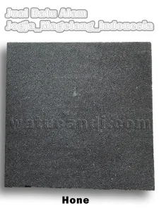 Permukaan Batu Alam Candi Lava Stone dengan finishing diasah (hone) yang halus namun tidak mengkilap